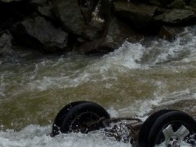Hungary citizens injured after car falls into Armenia river