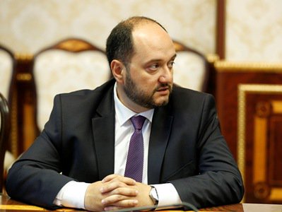 Էստեղից գնում եմ Գյումրի, հանդիպելու եմ Շիրակի պետհամալսարանի  հակամարտող կողմերի հետ. նախարար