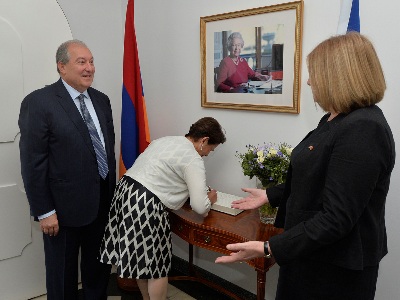 Արմեն Սարգսյանը տիկնոջ հետ այցելել է Հայաստանում Միացյալ Թագավորության դեսպանի կեցավայր (ֆոտո)
