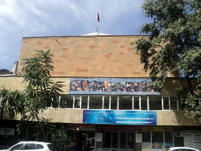 Երեւանի ռուսական դրամատիկական թատրոնի գեղարվեստական ղեկավարի պաշտոնի համար դաժան պայքար է գնում