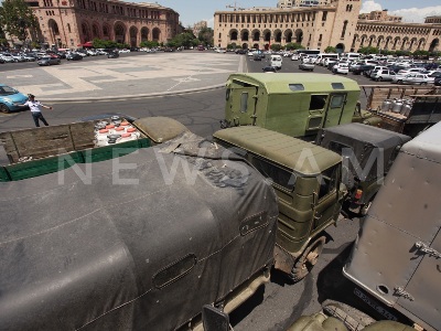«Ջրի գին է, ավելի լավ է՝ ձրի բաժանենք». գյուղացիները կառավարության դիմաց են՝ կաթով լի մեքենաներով (վիդեո, Ֆոտո)