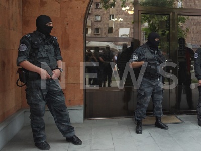 Полицейские проводят спецмероприятия в компании «Эллипс»