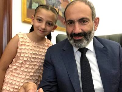 «Ինձնից միայն մի խնդրանք ուներ». Փաշինյանն ընդունել է իրեն զանգահարած 10-ամյա աղջնակին (Ֆոտո)