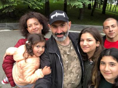 «Առաջին ոչ աշխատանքային օրս մարտի 31-ից ի վեր». Փաշինյանն ընտանիքի հետ լուսանկար է հրապարակել