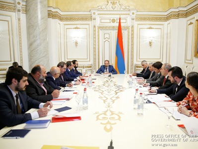 Armenian PM discusses creation of “one investment window”