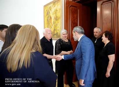 Премьер-министр Армении принял членов семей полицейских, погибших в ходе захвата полка ППС
