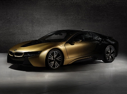 BMW i3 и i8 покрыли 24-каратным золотом