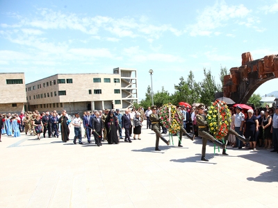 Karabakh’s Sahakyan lays wreath to the monument to freedom fighters that are missing in action