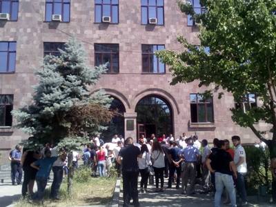 Վերաքննիչ դատարանը կալանավորման որոշում կայացրեց. Կարբիի բնակիչները երթով շարժվում են գլխավոր դատախազություն (ուղիղ)
