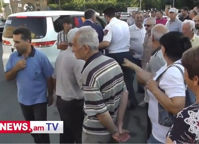 «Մայր Աթոռի անունից արտոնյալ ներկրման ռեժիմից օգտվում են շատ գործարարներ». Բողոքի ակցիա՝ Էջմիածնում
