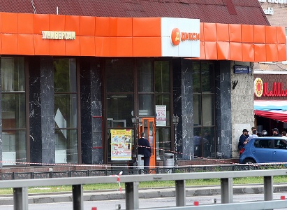 В Москве неизвестный удерживает работника магазина «Дикси»