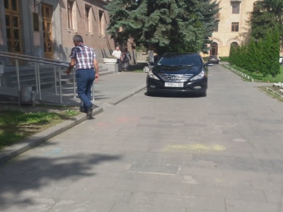 Լոռու մարզպետը լուծումը գտել է. Ինչպես անել, որ իրեն սպասարկող մեքենան կանգնի մարզպետարանի դիմաց, բայց ՃՈ-ն չտուգանի