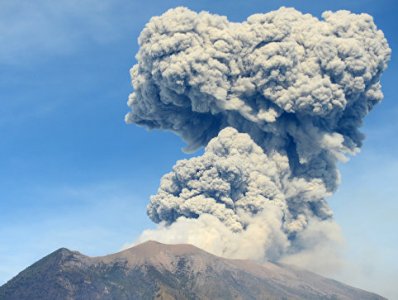 Вулкан Агунг на острове Бали выбросил столб пепла на высоту двух километров