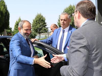 Armenia PM visits US embassy (PHOTOS)