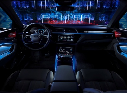 Audi показала интерьер электрического кроссовера e-tron