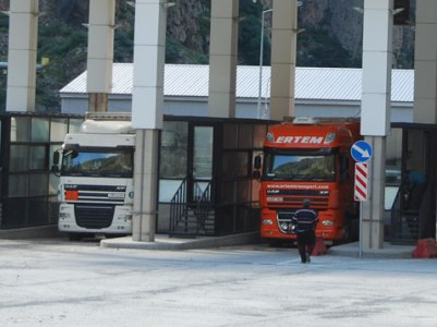 «Վրացական մեքենաները առանց հերթի գնում են». Ինչո՞ւ են հայկական բեռնատարները շաբաթից ավելի կուտակված Լարսում