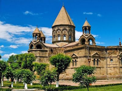 Մենք անժամկետ կմնանք Մայր Աթոռում, մինչեւ կաթողիկոսը հրաժարական տա. քաշքշուկ Մայր Աթոռում