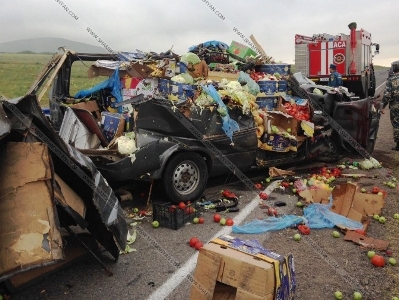 Սյունիքում բախվել են Ford Transit-ն ու բեռնատար Volvo-ն. Ford-ը վերածվել է մետաղի ջարդոնի. Կա զոհ եւ վիրավոր (ֆոտո)