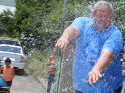 Փաշինյանի դուստրերը ջրել են Վանաձորի քաղաքապետին (ֆոտո)