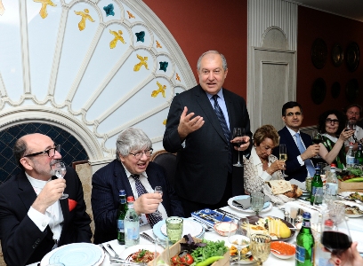 Armenia president dines with filmmakers (PHOTO)