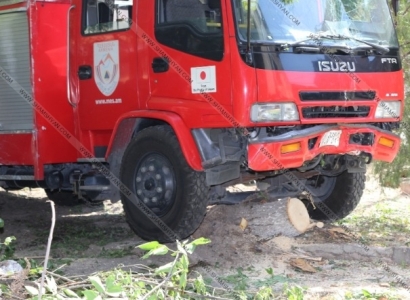 В Ереване пожарный автомобиль врезался в столб и сшиб деревья