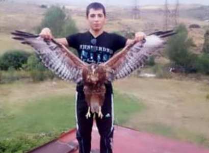 Ֆեյսբուքում գիշատիչ թռչունի հետ լուսանկար տեղադրած երիտասարդը հրավիրվել է ոստիկանություն