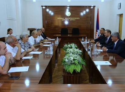 Секретарь Совбеза Армении провел встречу с карабахскими депутатами