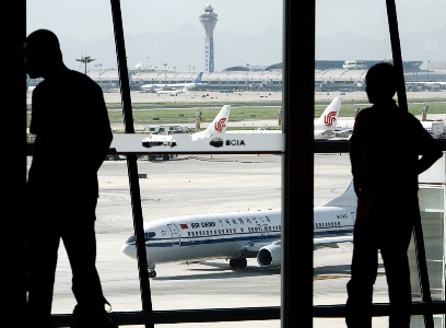 Air China уволила закурившего во время полета пилота