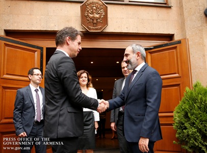 Նիկոլ Փաշինյանը այցելել է Հայաստանում Ֆրանսիայի դեսպանություն