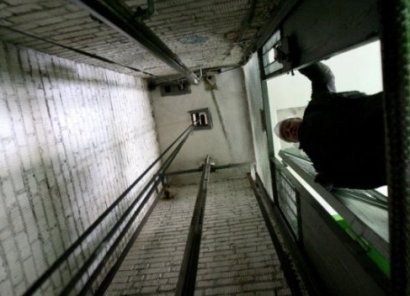 В жилом доме в Баку оборвался трос лифта