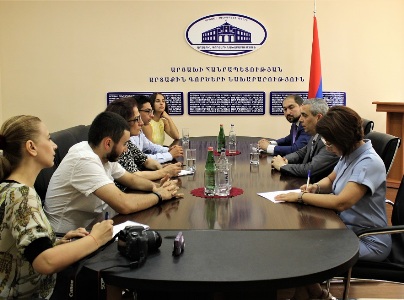 Artsakh foreign minister receives interns of Armenian Assembly of America