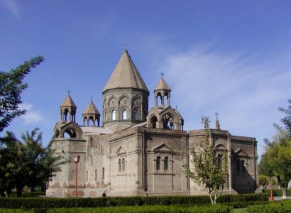 Գարեգին Բ-ի Մայր Աթոռ հասնելուց հետո միաբանները ներկայացան նոր շոուով. «Նոր Հայաստան, նոր հայրապետ» նախաձեռնություն