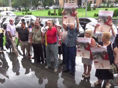 «Զարուհի, քաղաքապետ». Երեւանի քաղաքապետարանի դիմաց ցույց է տեղի ունենում