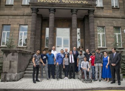 Դավիթ Տոնոյանն այցելել է Հայրենիքի պաշտպանի վերականգնողական կենտրոն