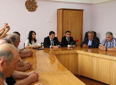 Մեծ բեռ դրված կլինի Լիլիթ Ստեփանյանի ուսերին. Սուրեն Պապիկյանը ներկայացրեց Հրազդանի քաղաքապետի պաշտոնակատարին (Ֆոտո)
