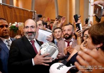 Ինչպես վարչապետը Բրյուսելում ընդունեց գերմանաբնակ 7-ամյա Գեւորգի նվերը (ֆոտո)