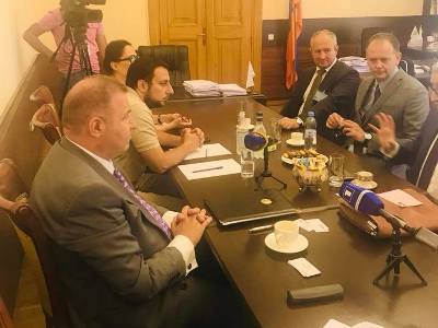 Заместитель председателя парламента Армении пожаловался словацким бизнесменам на поставки оружия