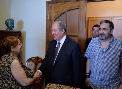 Armenian President visits prominent painter Minas Avetisyan’s studio (PHOTOS)