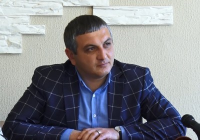«Փաստ». Սեւանի քաղաքապետը 6 հողամաս, 1 բնակարան եւ 3 մեքենա ունի