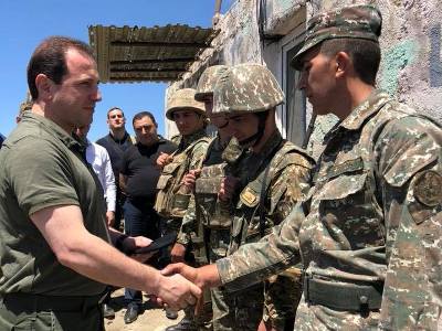 Davit Tonoyan visits on-duty troops at south-western border
