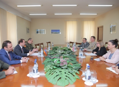 Armenian Defense minister receives UK Ambassador to Armenia