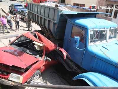 Գյումրիում «ԿՌԱԶ»-ը բախվել է «ՎԱԶ 2108»-ի. Վերջինը վերածվել է մետաղի ջարդոնի (ֆոտո)