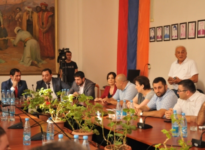Սուրեն Պապիկյանը ներկայացրել է Կապան համայնքի ղեկավարի ժամանակավոր պաշտոնակատարին