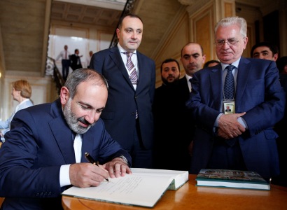 Նիկոլ Փաշինյանը Սանկտ Պետերբուրգում ծաղիկներ է խոնարհել Կոմիտասի հուշարձանին (ֆոտո)
