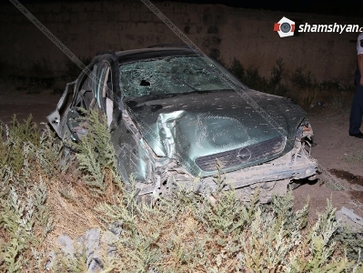 Արմավիրում Opel-ը բախվել է երկաթե դարպասին ու շրջվել. կա 1 զոհ, վիրավորներից երկուսը եղբայրներ են (ֆոտո)