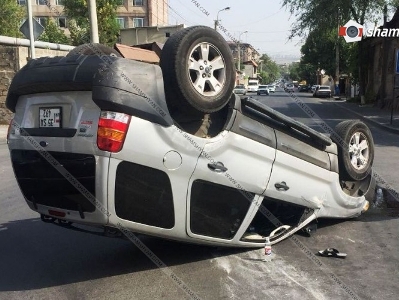 Երեւանում «Ֆորդ»-ը բախվել է կայանված «Օպել»-ին և գլխիվայր շրջվել. կա վիրավոր (ֆոտո)