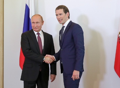 Путин провел короткую встречу с канцлером Австрии перед отлетом в Германию
