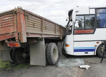 В Ставрополье автобус столкнулся с КамАЗом: есть погибшие