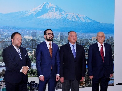 Շուկան եւ պատվիրատուն կարող են ունենալ տարբեր պահանջներ, որոնք երբեմն հակոտնյա են հանրության շահերին. Ավինյան