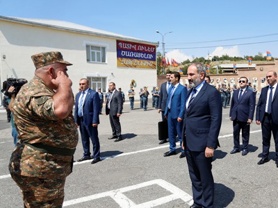 Премьер-министр Армении проводил войска полиции на боевое дежурство